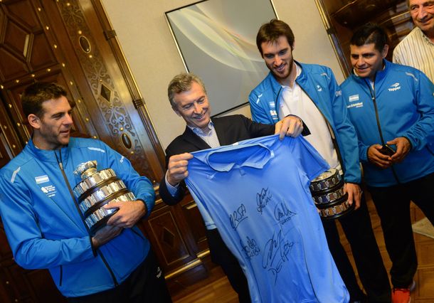 Los campeones le regalaron una camiseta firmada al Presidente