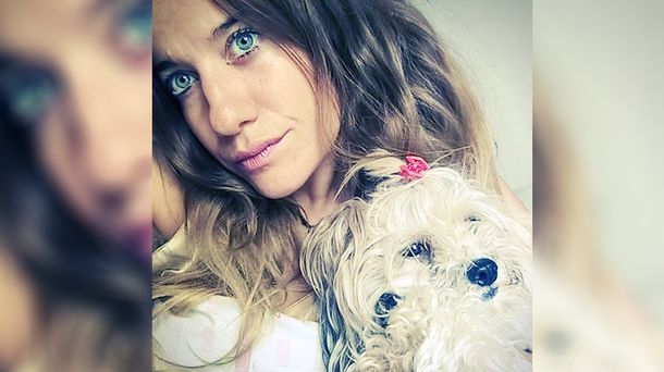 Una joven fue plantada en el altar y se casó con su perra.