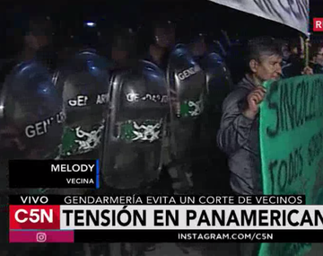 Vecinos pagan peaje para salir y entrar a sus casas