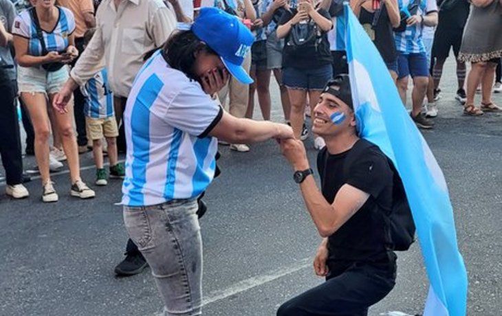 Le pidió casamiento a la novia en el Obelisco en medio de los festejos por la clasificación