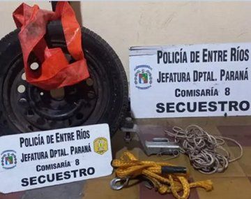 Robó la rueda de un auto y su madre lo entregó a la policía