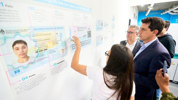 Wado de Pedro presentó los nuevos DNI con altos estándares internacionales