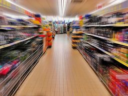 Los consumidores cuidan cada vez más sus compras en los supermercados.