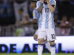 Lionel Messi se toma la cabeza en el partido ante Chile Lionel Messi se toma la cabeza en el partido ante Chile