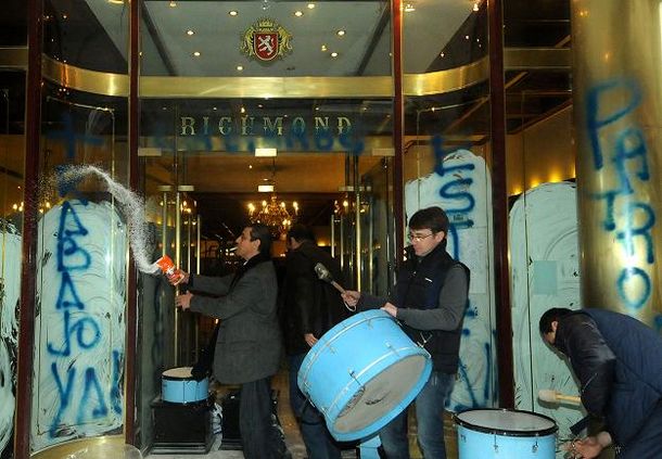 Empleados toman el café Richmond tras el cierre