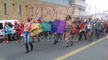 masivo tetazo en necochea a favor del topless masivo tetazo en necochea a favor del topless