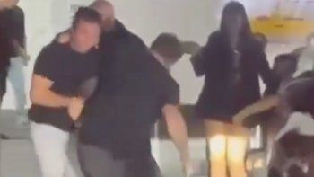 mar del plata: se agarraron a pinas en un autoservicio de comidas rapidas mientras esperaban el pedido mar del plata: se agarraron a pinas en un autoservicio de comidas rapidas mientras esperaban el pedido