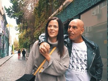 El clip de un legendario cantante que marca la vuelta de una actriz de Montaña Rusa
