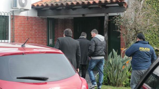 Así allanaban la casa de la profesora de Historia