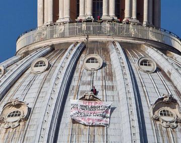 Insólita protesta: se subió a la cúpula del Vaticano