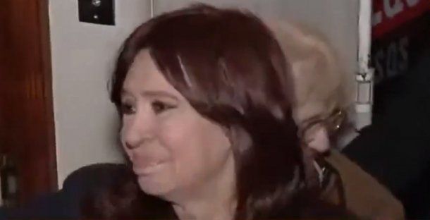 Cristina Kirchner se emocionó al llegar a su casa