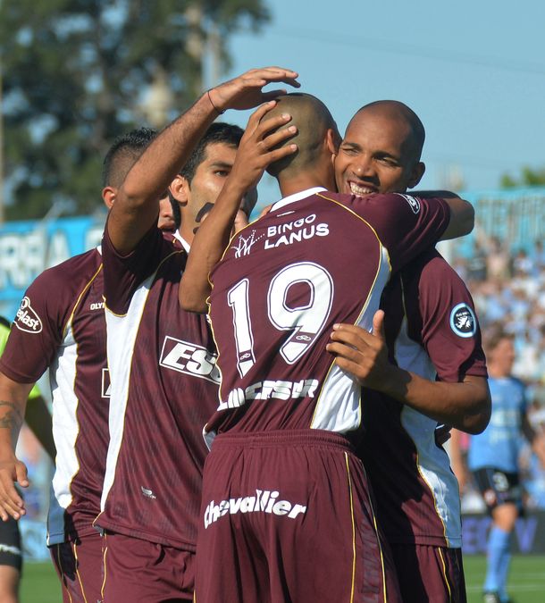 Lanús derrotó a Belgrano y llegó a la cima del torneo