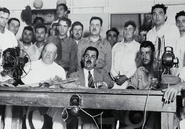Lázaro Cárdenas firma en 1938 el decreto de expropiación de los bienes de las compañías petroleras
