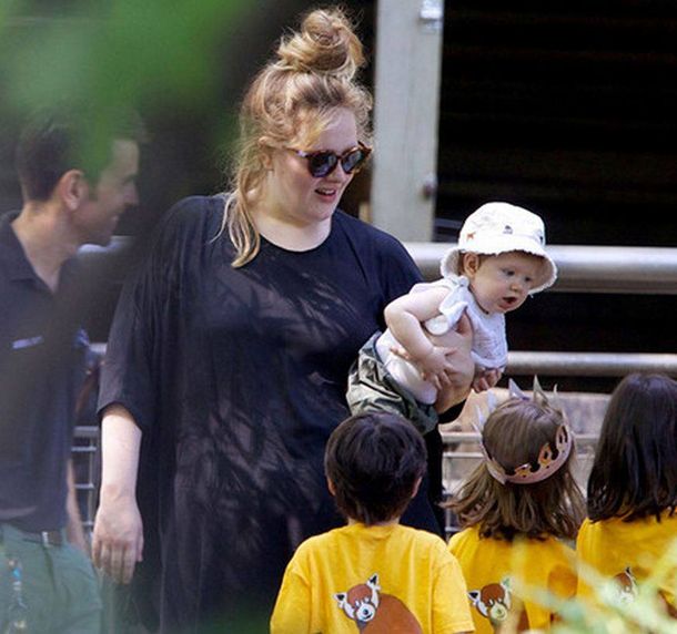 Adele mostró en público por primera vez a su hijo