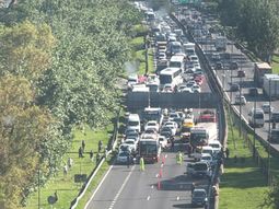 Un colectivo y 7 autos protagonizaron un violento choque en cadena en la Autopista Dellepiane