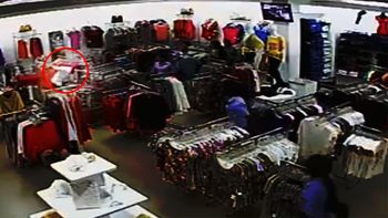 entro a un shopping y le dio 13 punaladas a una mujer: el crimen quedo filmado entro a un shopping y le dio 13 punaladas a una mujer: el crimen quedo filmado