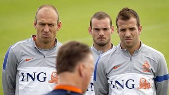 Louis Van Gaal dando una charla técnica a las estrellas de Holanda en 2014 Louis Van Gaal dando una charla técnica a las estrellas de Holanda en 2014