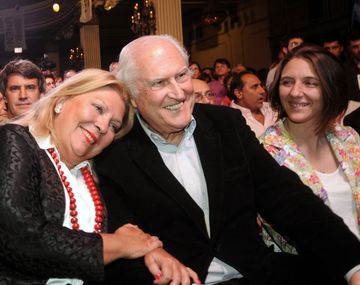 Con Solanas y Carrió al frente
