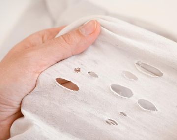 El truco casero para arreglar los agujeros de las remeras sin tener que tirarlas