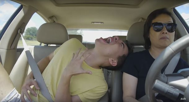 VIDEO: Una madre se hace de paciencia mientras su hijo baila y canta en el auto