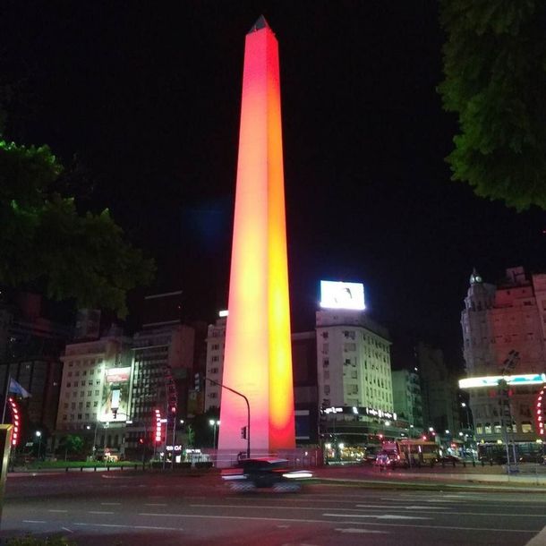 Iluminaron de rojo el Obelisco para concientizar sobre problemas cardíacos