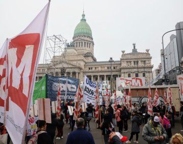 Concentración frente al Congreso en contra de la Ley Bases