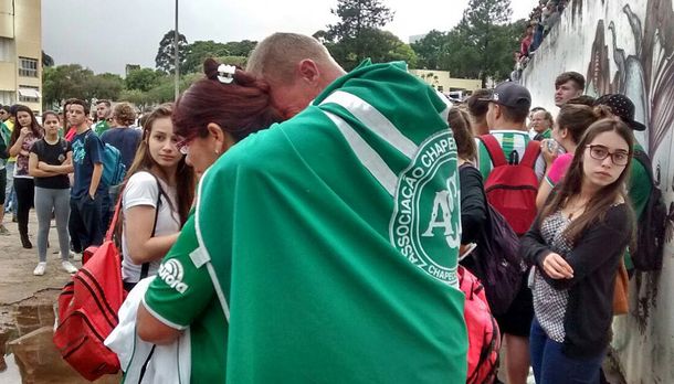 Tragedia aérea: los hinchas del Chapecoense rezan por sus jugadores