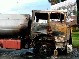 El camión terminó prendido fuego El camión terminó prendido fuego