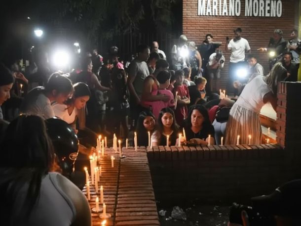 La comunidad con velas despidió a Ian. Foto Rosario 3. La comunidad con velas despidió a Ian. Foto Rosario 3.