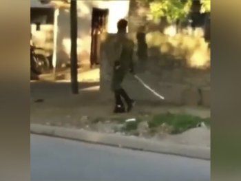Terror por el loco de la katana: anda suelto por Caseros
