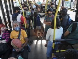 Se sacó el barbijo en el colectivo y lo posteó orgullosa: la liquidaron