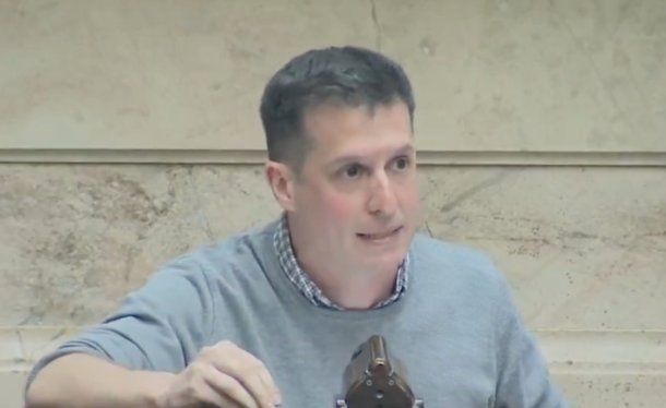 Juan Martino, en contra de darle facultades extraordinarias a una persona que no sabe los documentos que firma