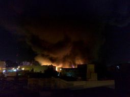Incendio de grandes dimensiones en una fábrica de plásticos en Valentín Alsina