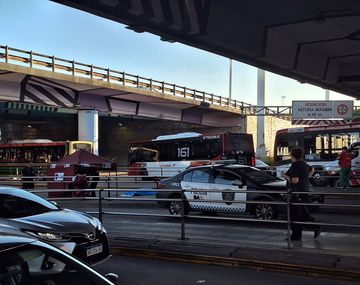 Accidente fatal en Puente Saavedra: un colectivo de la línea 59 atropelló y mató a un peatón