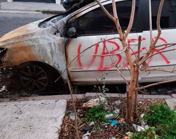 Otro ataque de los caza Uber: prendieron fuego un auto en La Paternal