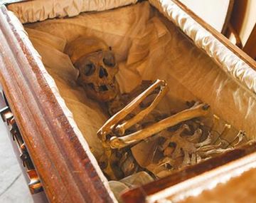Venden un ataúd online que venía con un esqueleto gratis