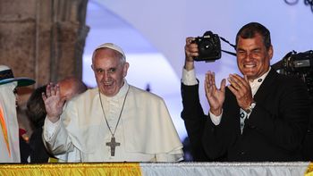 el papa se reunio con correa y bendijo a una multitud el papa se reunio con correa y bendijo a una multitud