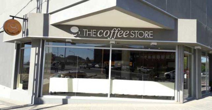 Una cafetería abrió y recibió clientes en sus mesas: regalarán chocolate caliente y pastelitos el 25 de Mayo