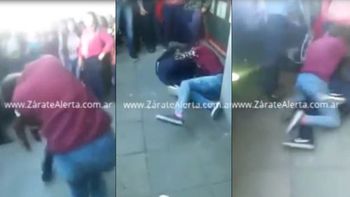 dos alumnas a las pinas mientras sus companeros las filmaban y alentaban dos alumnas a las pinas mientras sus companeros las filmaban y alentaban