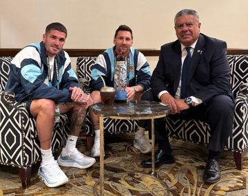 La cábala que nunca falla: Tapia repitió la clásica foto con Messi y De Paul antes de Austria