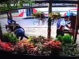 Saquean una florería  en un cortejo fúnebre