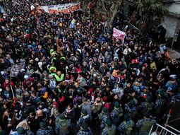 Fanáticos despiden a Indio Solari en Avellaneda. Fanáticos despiden a Indio Solari en Avellaneda.