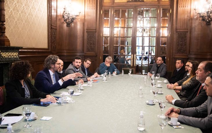 Cafiero recibió firmas de alimentos que realizaron 850 reuniones de negocios en Brasil y Chile