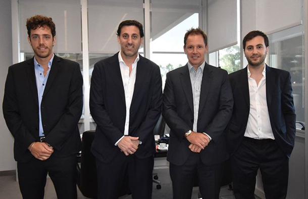 Milito y Brito, junto a los secretarios generales de ambos clubes. Milito y Brito, junto a los secretarios generales de ambos clubes.