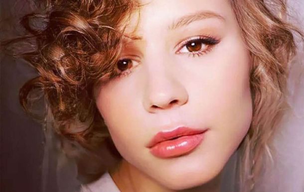 Detuvieron y aislaron a exespía trans que tenía la bandera de Estados Unidos estampada en la mochila