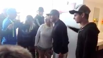 La reacción de un fanático que no se pudo sacar la foto con Tevez La reacción de un fanático que no se pudo sacar la foto con Tevez