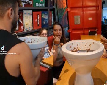 El viral más asqueroso: sirven helado de chocolate en un inodoro