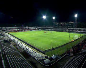 Inédito: dividieron la barra de Independiente y ocupó las dos cabeceras de la cancha