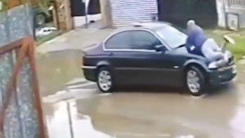 video: lo choco, discutieron y lo arrastro arriba del capot video: lo choco, discutieron y lo arrastro arriba del capot