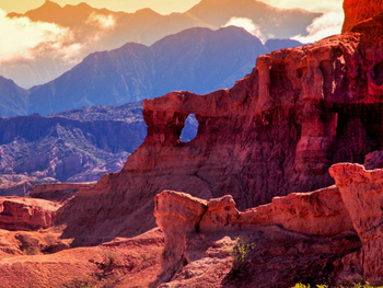 El pueblo con cultura vitivinícola ideal para visitar por sus paisajes rojizos